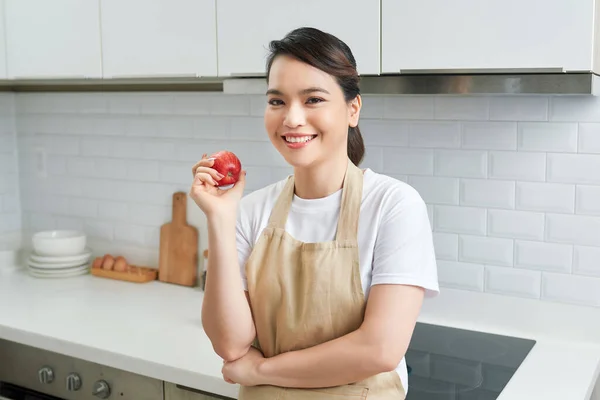 Las Mujeres Asiáticas Usan Delantal Posando Cocina Casa Mirando Cámara — Foto de Stock