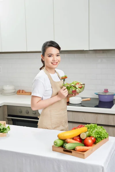 Портрет Молодой Веселой Женщины Кушающей Здоровый Салат Кухне Дома — стоковое фото