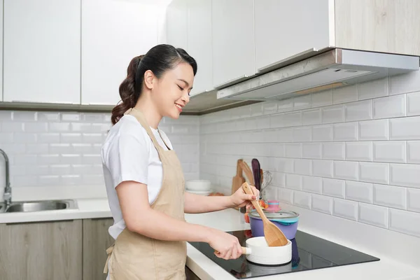 Jong Aantrekkelijk Aziatisch Vrouw Koks Een Keuken Saute — Stockfoto