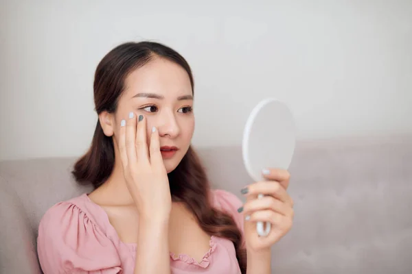 Wajah Cantik Wanita Asia Muda Melihat Cermin Dengan Perawatan Kosmetik — Stok Foto