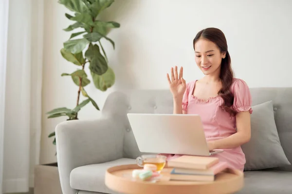 Junge Asiatin Telefoniert Mit Ihrem Freund Laptop Wohnzimmer — Stockfoto