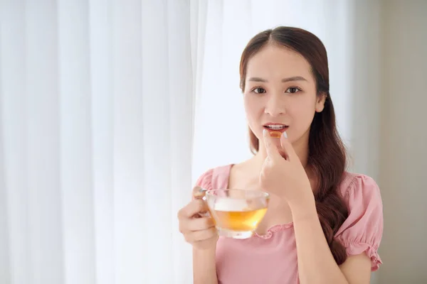 Jovem Bela Mulher Asiática Comendo Pílula Água Potável — Fotografia de Stock