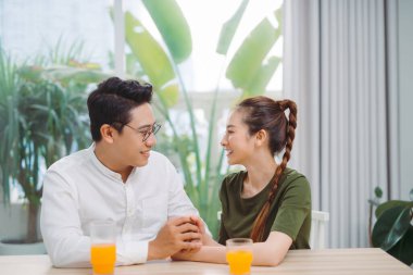 Birbirini seven bir çift kahvecide kahkaha atıyor.