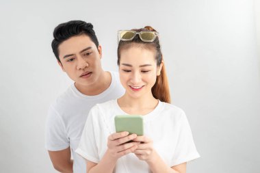 Cep telefonlu gençler gözetleyecek aileleri var.
