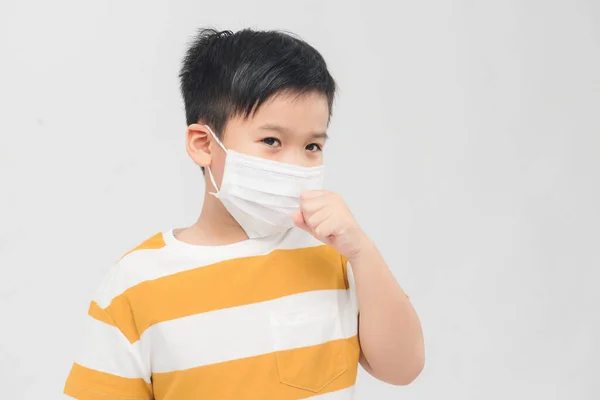 Niño Enmascarado Enfermo Tose Cubre Boca Con Mano —  Fotos de Stock