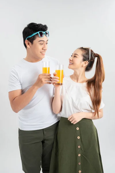 Heureux Jeune Couple Avec Des Verres Jus Orange Isolé Sur — Photo