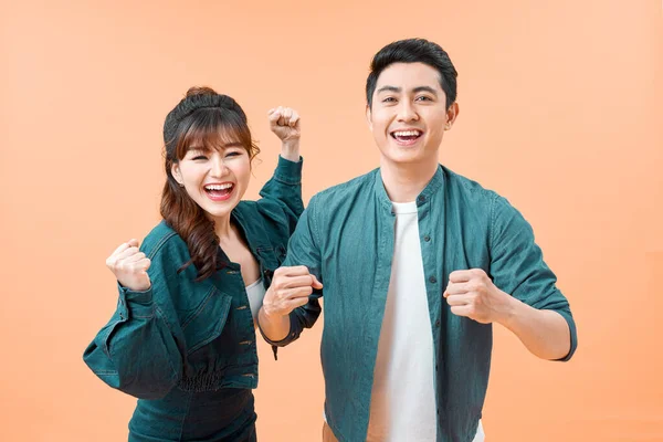 Retrato Una Feliz Pareja Joven Vestida Pie Juntos Aislados Sobre —  Fotos de Stock