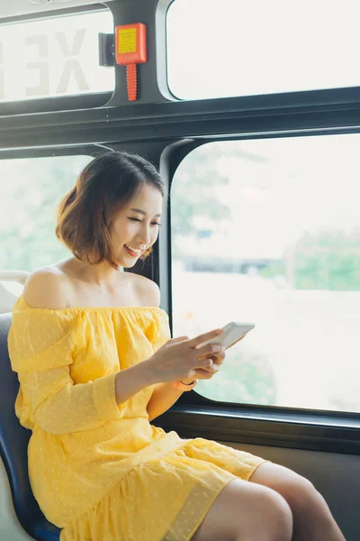 Молодая Азиатка Сидя Автобусе Пользуется Телефоном — стоковое фото