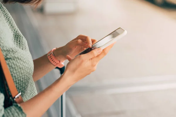 Junge Frau Checkt Mit Handy Ihren Flug Flughafen — Stockfoto