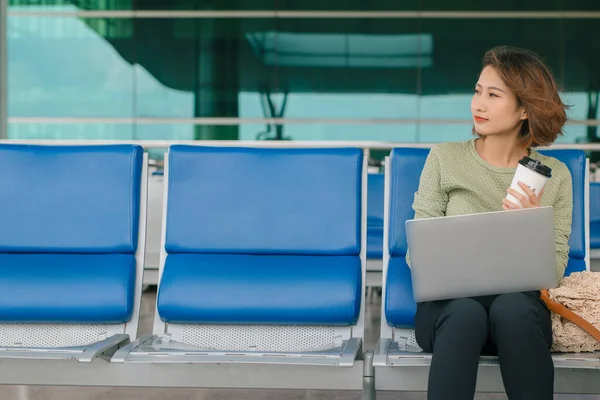 Ώρα Για Καφέ Ελκυστική Γυναίκα Κάθεται Στο Σαλόνι Του Αεροδρομίου — Φωτογραφία Αρχείου