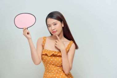 Güzel bir kadın konuşma balonu tutuyor.