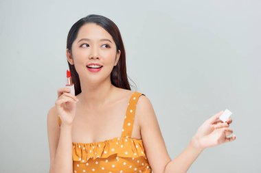 Rujlu çekici bir genç kadın.