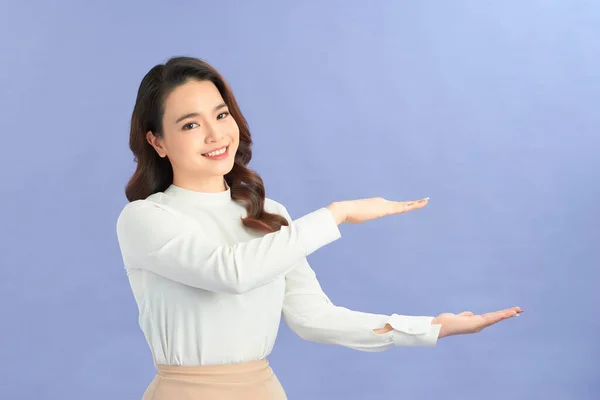 Frau Beigen Rock Zeigt Größe Mit Den Händen — Stockfoto