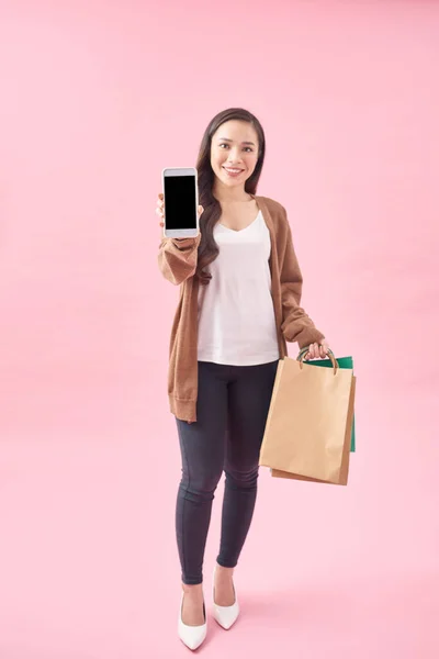 Retrato Longitud Completa Una Mujer Sonriente Mostrando Teléfono Móvil Blanco —  Fotos de Stock