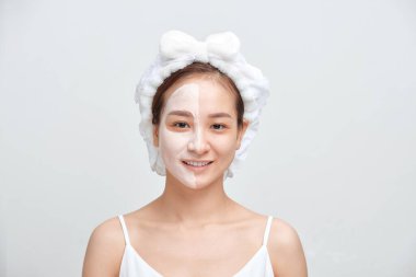 Yüz kilinden maske takan Asyalı genç bir kadının portresi.