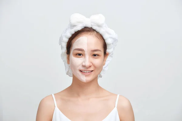 Retrato Mujer Asiática Joven Aplicando Mascarilla Facial Arcilla —  Fotos de Stock