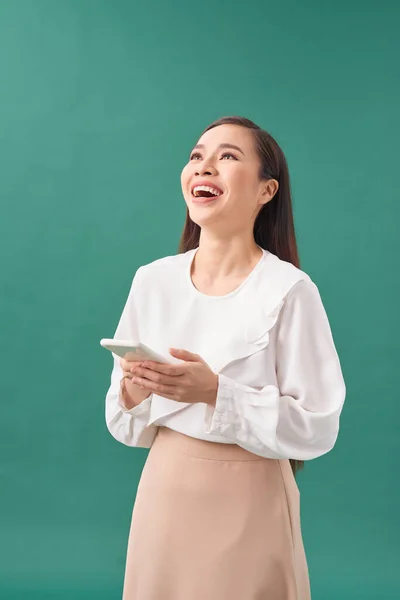 Portrét Smějící Asijské Podnikatelky Pomocí Mobilního Telefonu Izolované Přes Tyrkysové — Stock fotografie