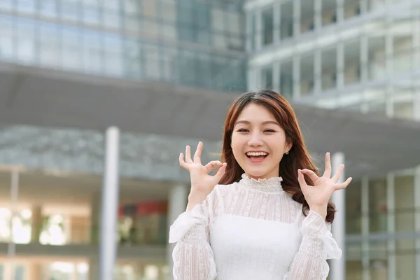 Business Gesto Lidé Koncept Mladý Usměvavý Asijský Podnikatelka Ukazující Ruce — Stock fotografie