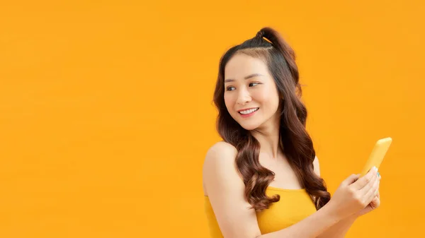 Heureuse Jeune Femme Asiatique Utilisant Smartphone Sur Fond Orange — Photo