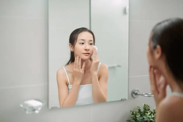 Mujer Atractiva Joven Mirando Espejo Limpia Cara Con Una Almohadilla — Foto de Stock