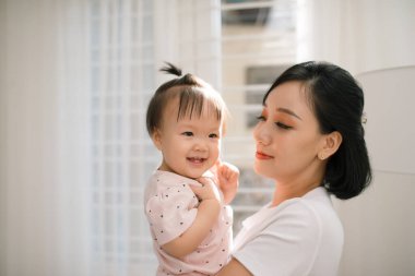 Bekar anne ve kızı portresi. Mutlu aile ve insan kavramı. Anne ve Çocuk günü teması.