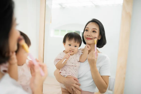 Una Familia Divertida Casa Madre Niña Están Haciendo Maquillaje Divertirse —  Fotos de Stock