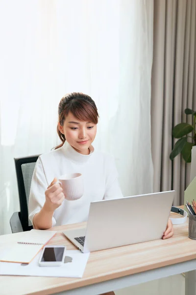 Hermosa Mujer Asiática Joven Que Bebe Café Mientras Trabaja Con —  Fotos de Stock