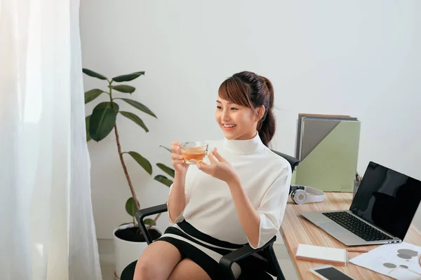 Schöne Asiatische Frau Trinken Während Sie Ihrem Büro Sitzen — Stockfoto