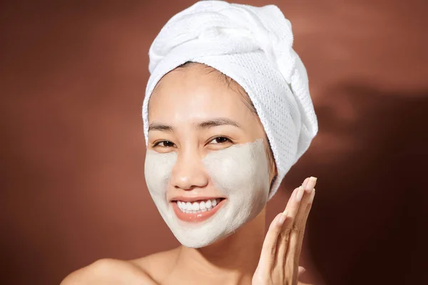 Souriant Jeune Femme Asiatique Portant Une Serviette Blanche Masque Facial — Photo