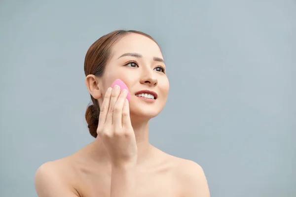 Joven Hermosa Mujer Aplicando Maquillaje —  Fotos de Stock