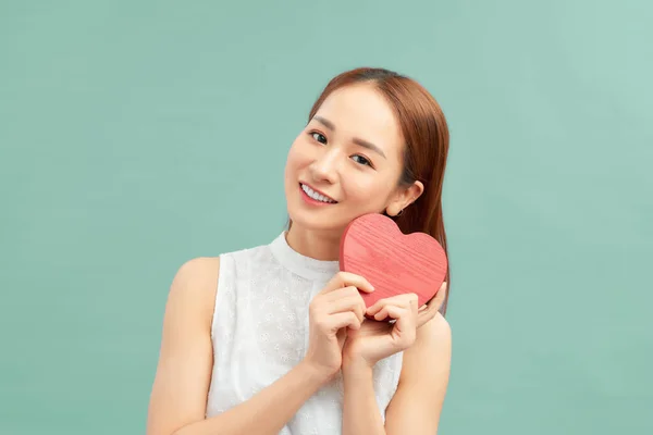 Felicidade Amor Conceito Saúde Sorrindo Mulher Asiática Com Coração Vermelho — Fotografia de Stock