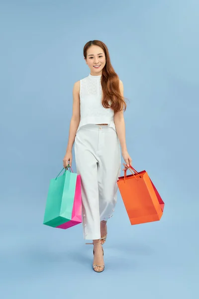 带着彩色纸袋的亚洲微笑的年轻女子 商店销售的概念 — 图库照片