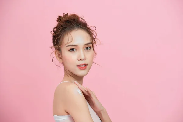 Schöne Junge Asiatin Mit Sauberer Frischer Haut Gesichtspflege Gesichtsbehandlung Kosmetik — Stockfoto