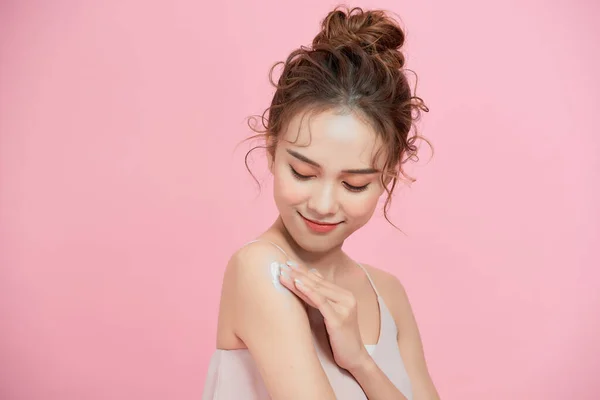 Mujer Asiática Joven Que Aplica Crema Loción Brazo Piel Aislado — Foto de Stock