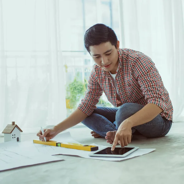 Male Architect Engineer Working Home Drawing Construction Project — Stock Photo, Image