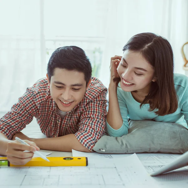 Primer Plano Feliz Pareja Mirando Plano Casa —  Fotos de Stock