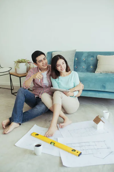 Close Casal Feliz Olhando Para Modelo Casa — Fotografia de Stock