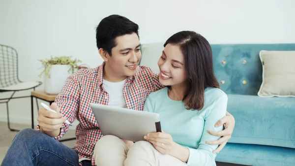 Paar Zoekideeën Nieuwe Woning Versieren — Stockfoto