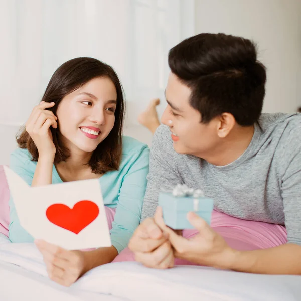 Bonito Cara Elegante Está Apresentando Cartão Presente Caixa Para Sua — Fotografia de Stock