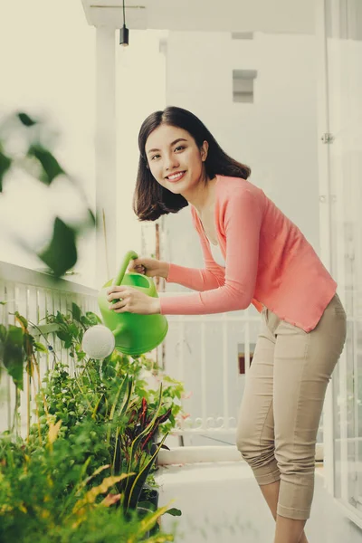 Happy Young Asian Woman Ibu Rumah Tangga Bunga Berair Balkon — Stok Foto