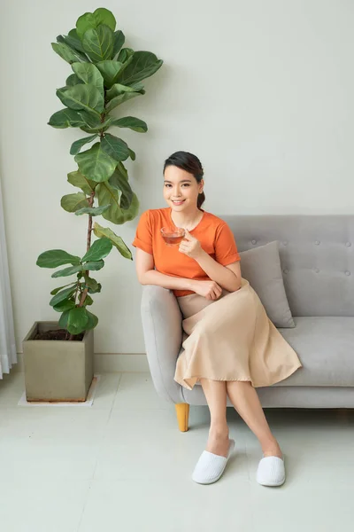 Junge Attraktive Asiatische Frau Die Tee Trinken — Stockfoto