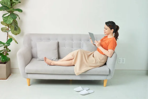 Beautiful Young Woman Using Tablet Sitting Sofa Home Living Room — Stock Photo, Image