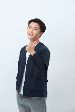 Asyalı genç işadamı başparmağını kaldırıyor