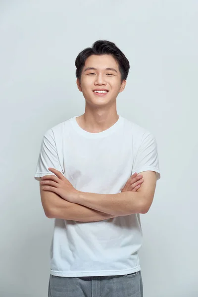 Beyaz Tişörtlü Gülümseyen Kolları Çaprazlanmış Asyalı Yakışıklı Bir Adam Beyaz — Stok fotoğraf
