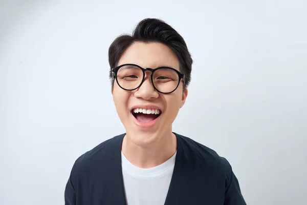 Портрет Смешного Молодого Азиата Смеющегося Большим Открытым Ртом Белом Фоне — стоковое фото