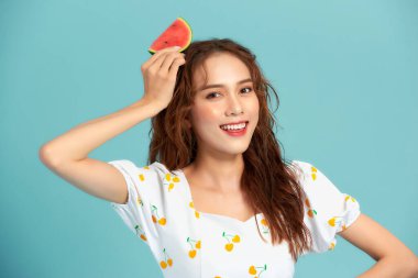 Genç Asyalı kadın elinde karpuz kesiği tutuyor. Yaz titreşimleri konsepti