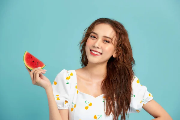 Feliz Joven Mujer Sosteniendo Sandía —  Fotos de Stock