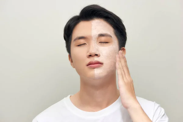 Yüzünde Kozmetik Kil Maskesi Olan Bir Adamın Fotoğrafı Beyaz Arka — Stok fotoğraf