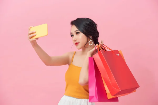 Retrato Sonriente Mujer Sosteniendo Paquetes Bolsas Con Compras Después Hacer —  Fotos de Stock