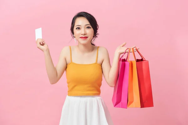 Mujer Joven Feliz Sosteniendo Tarjeta Crédito Bolsas Compras Colores Mirando — Foto de Stock